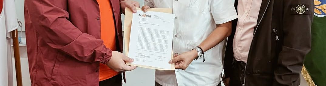 Pengurus Pusat The Jakmania, Diky Soemarno Menyerahkan Laporan Ke Sekjen PSSI, Yunus Nusi (sumber: IInfokom The Jakmania)